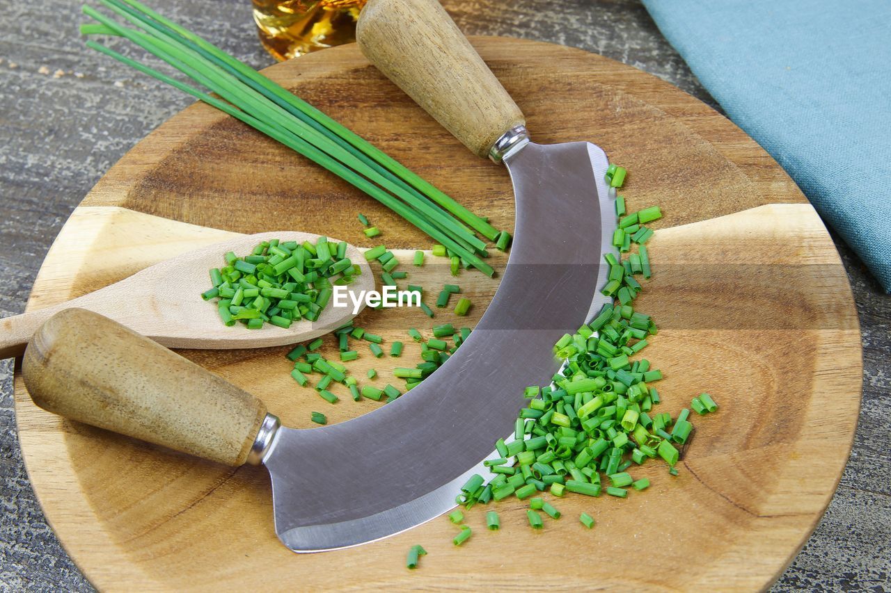 HIGH ANGLE VIEW OF FOOD ON CUTTING BOARD