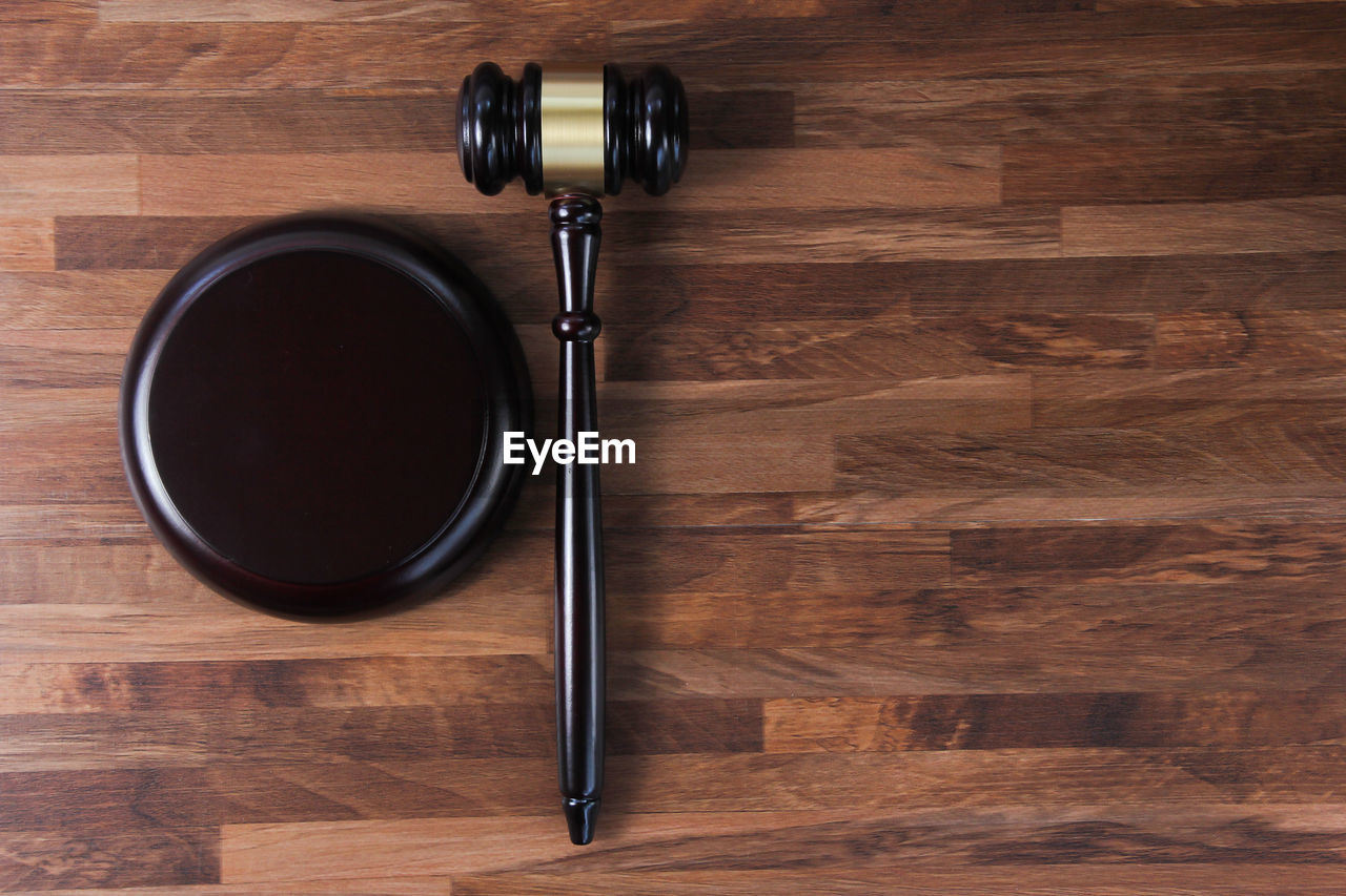 HIGH ANGLE VIEW OF COFFEE CUP ON WOOD