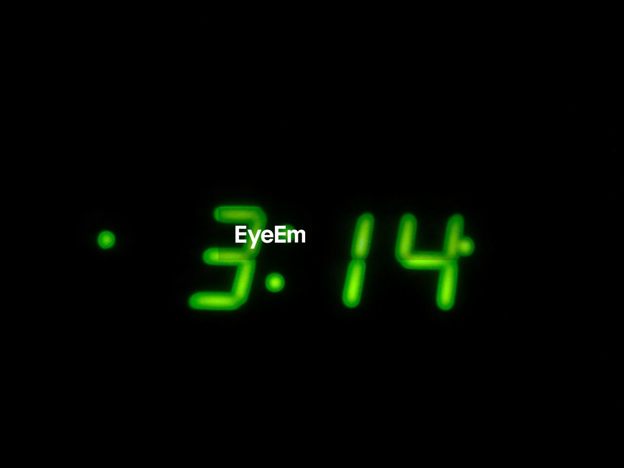 time, clock, digital clock, number, digital display, technology, illuminated, green, close-up, light, black background, no people, copy space, indoors, alarm clock, font, night, glowing, studio shot