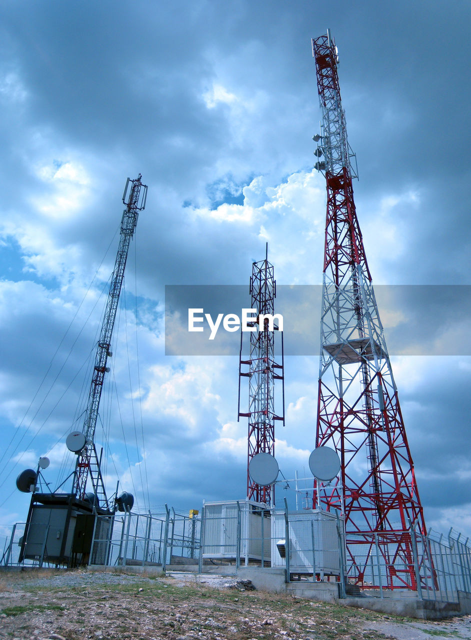 LOW ANGLE VIEW OF ELECTRICITY PYLON AGAINST CLOUDY SKY