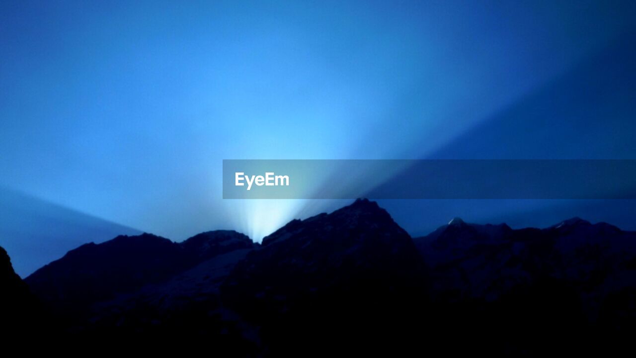 SILHOUETTE MOUNTAINS AGAINST SKY AT NIGHT