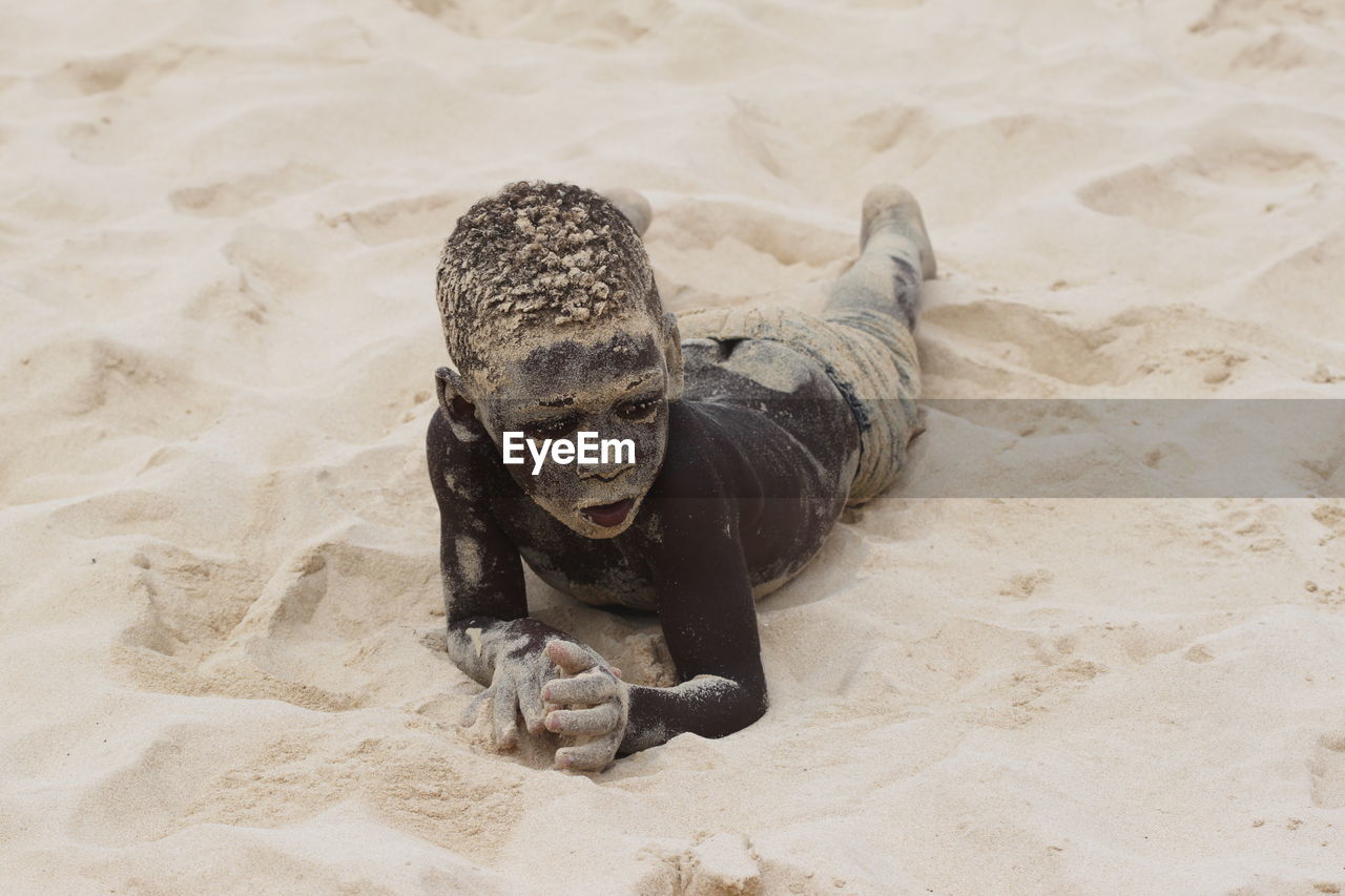 HIGH ANGLE VIEW OF SNAKE ON BEACH