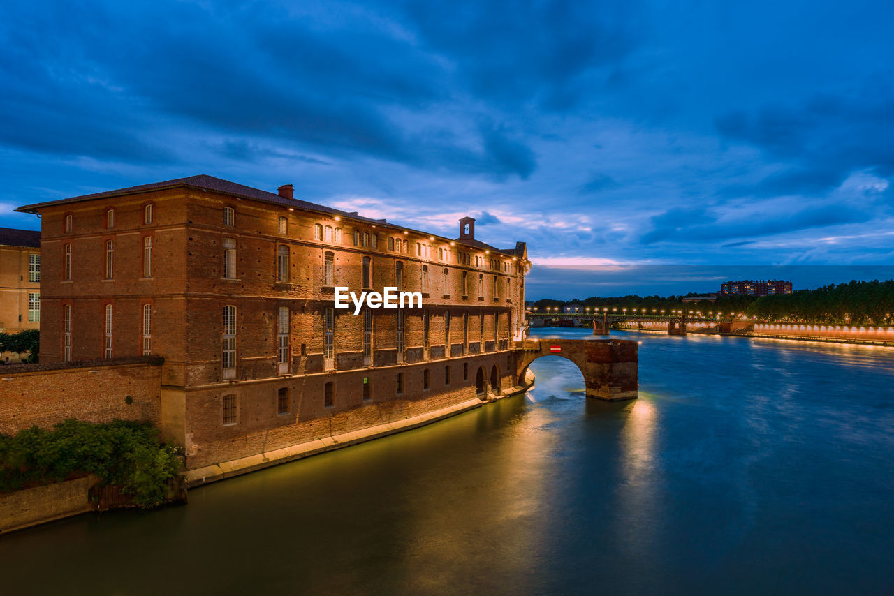 Panorama of the garonne river in toulouse from the pont neuf at dusk