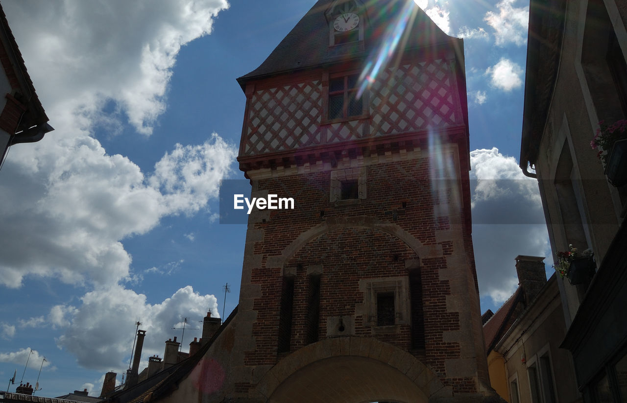 LOW ANGLE VIEW OF BUILDINGS AGAINST SKY