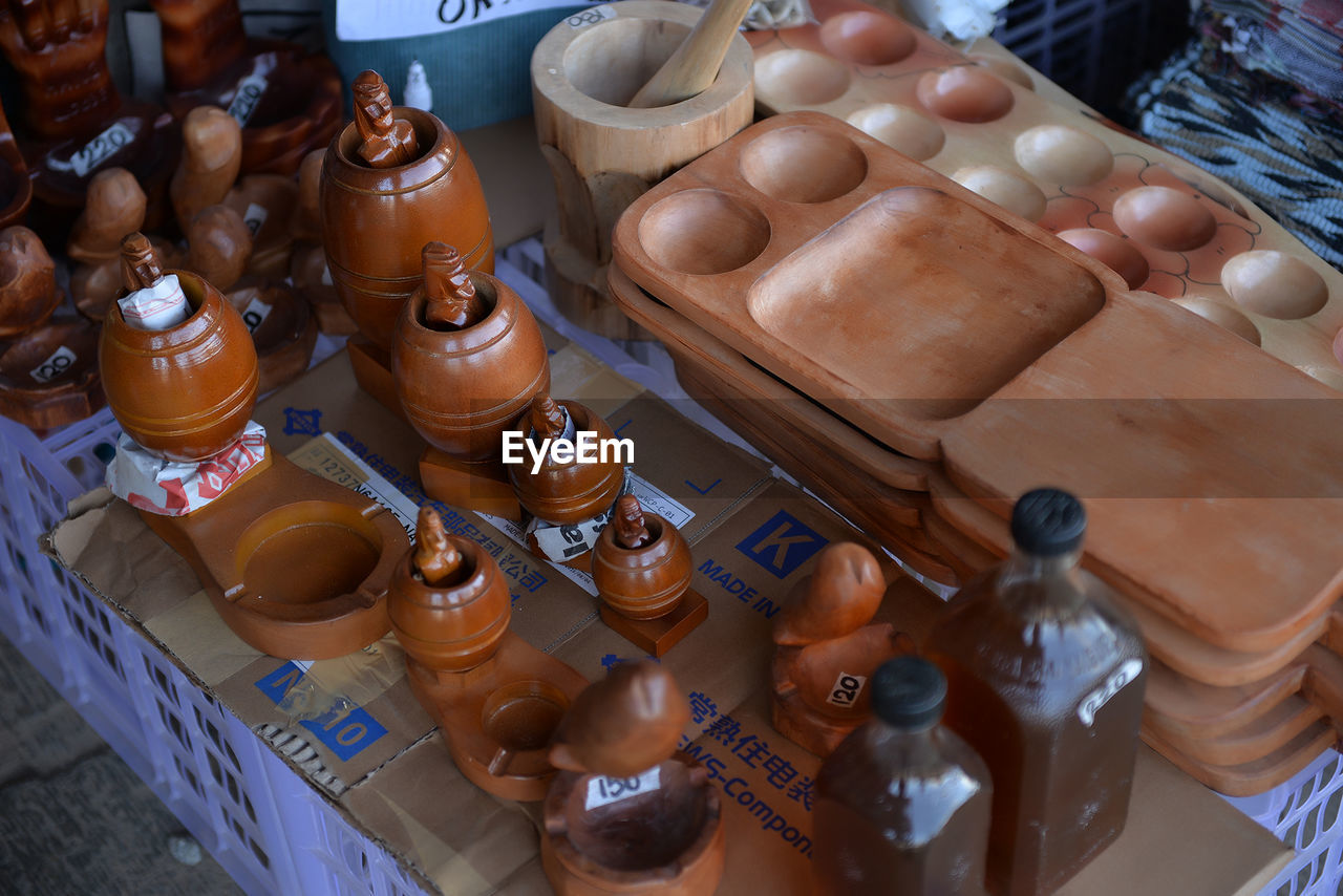 CLOSE UP OF OBJECTS IN KITCHEN