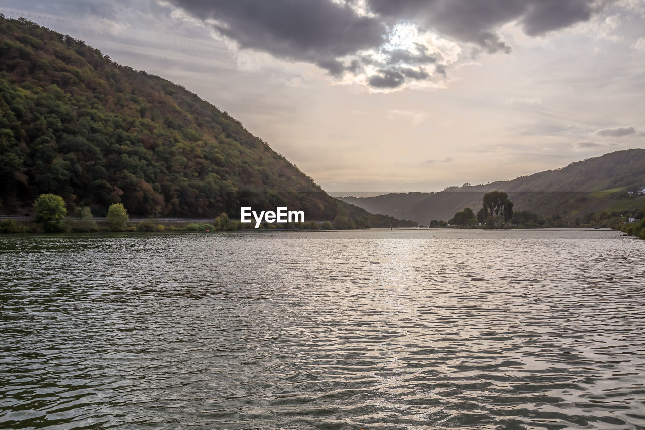 SCENIC VIEW OF LAKE BY MOUNTAIN AGAINST SKY