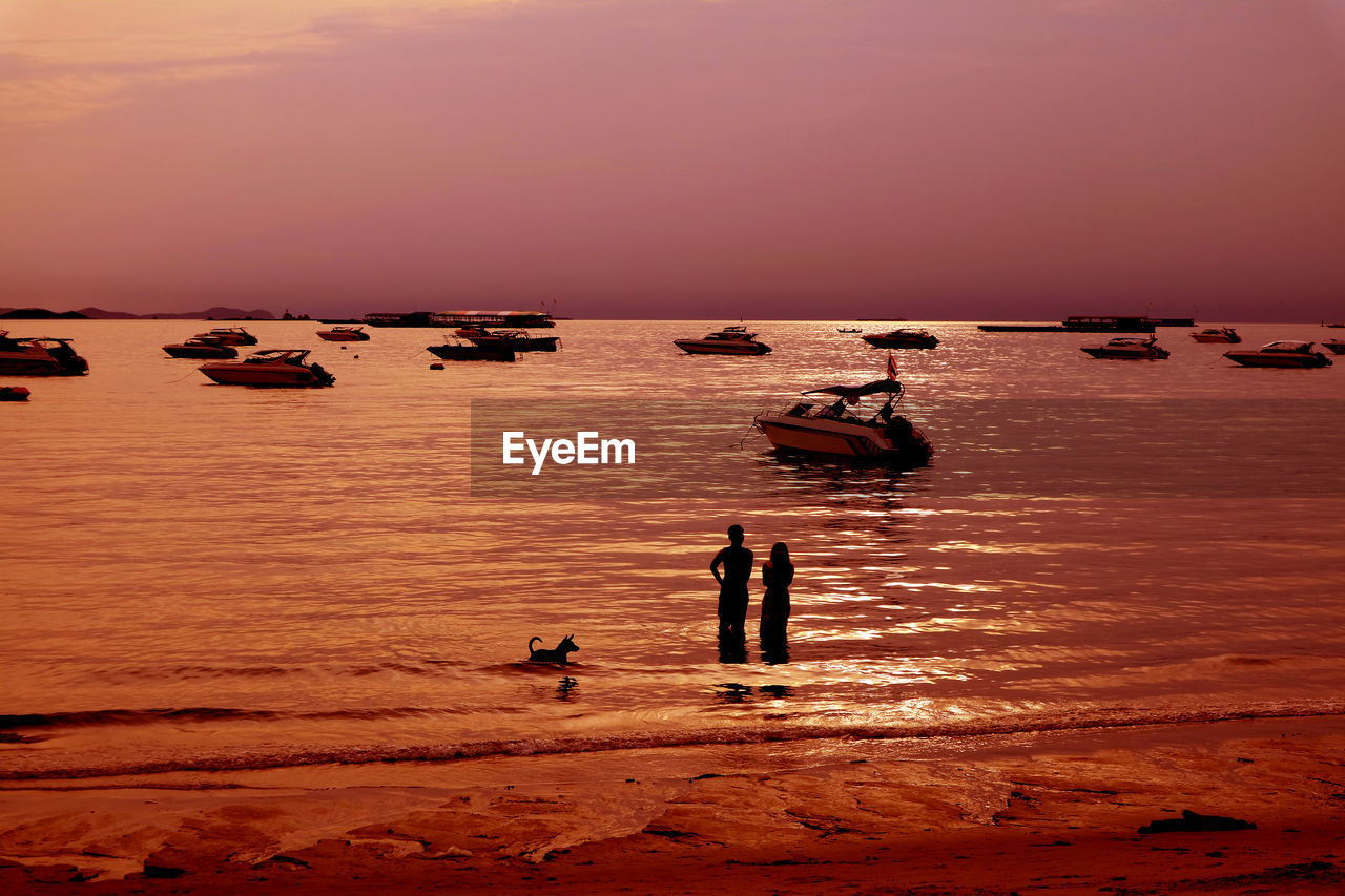 SILHOUETTE BOATS ON SEA AGAINST SKY DURING SUNSET