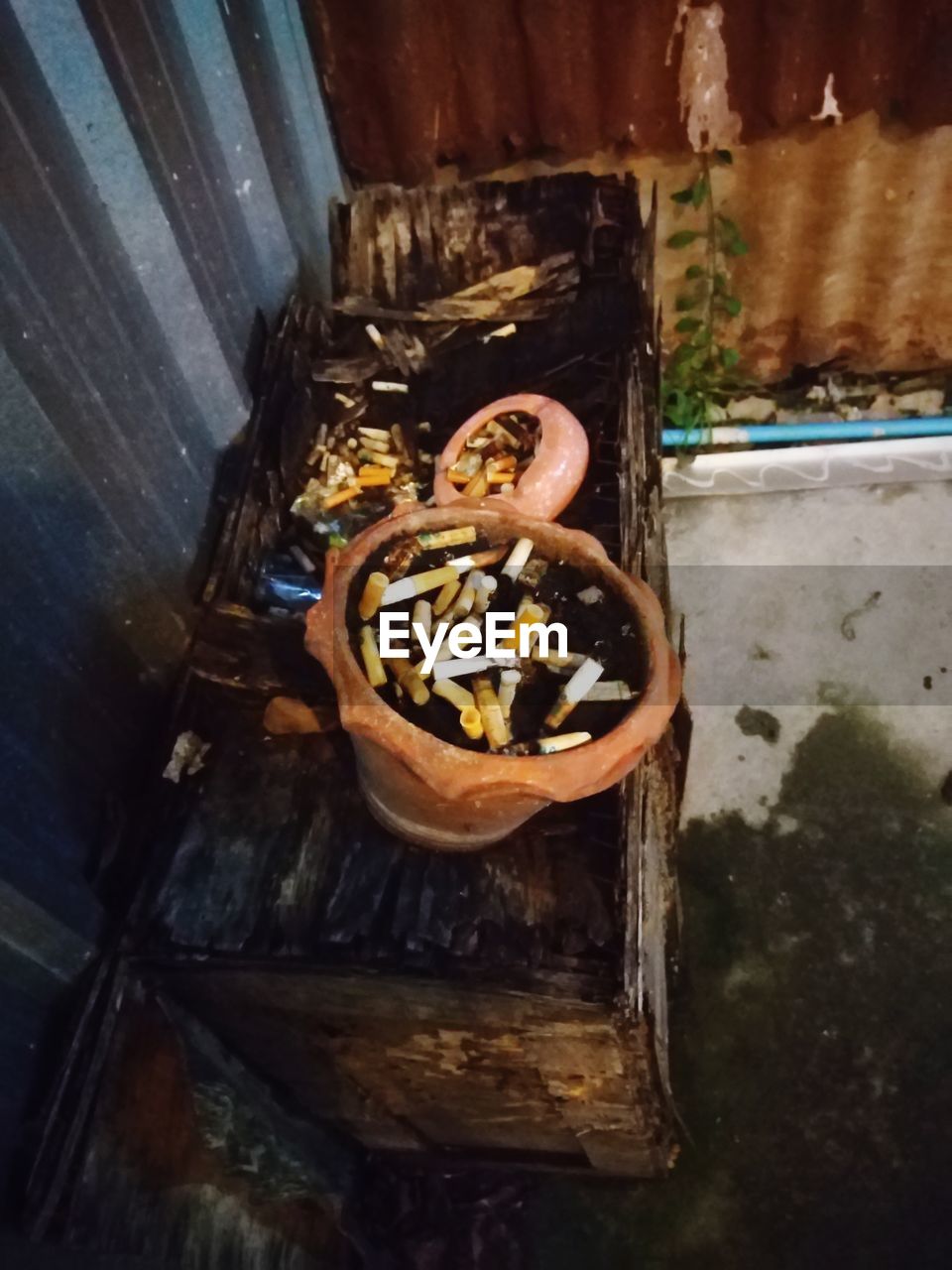 HIGH ANGLE VIEW OF FOOD ON WOODEN DOOR