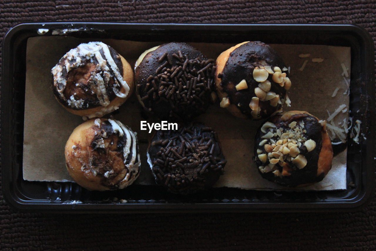 HIGH ANGLE VIEW OF CHOCOLATE CAKE IN TRAY