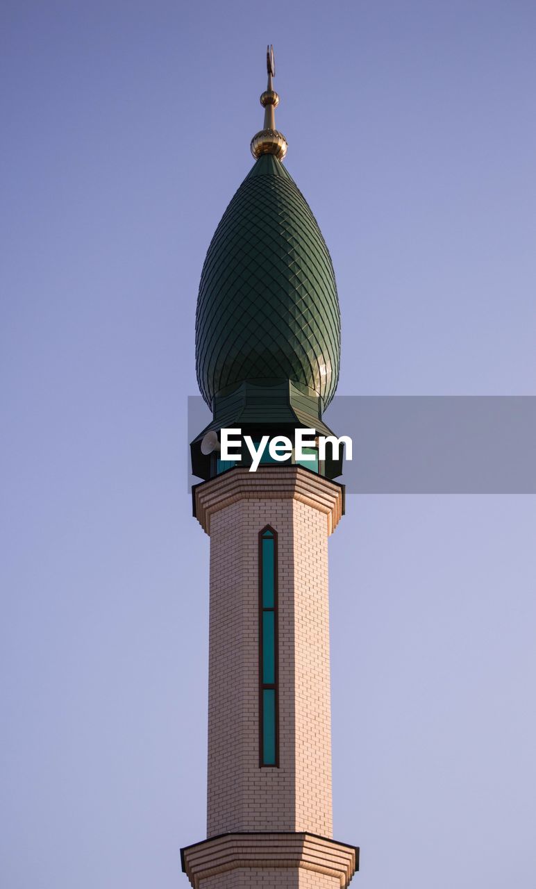 LOW ANGLE VIEW OF BUILDING AGAINST CLEAR SKY