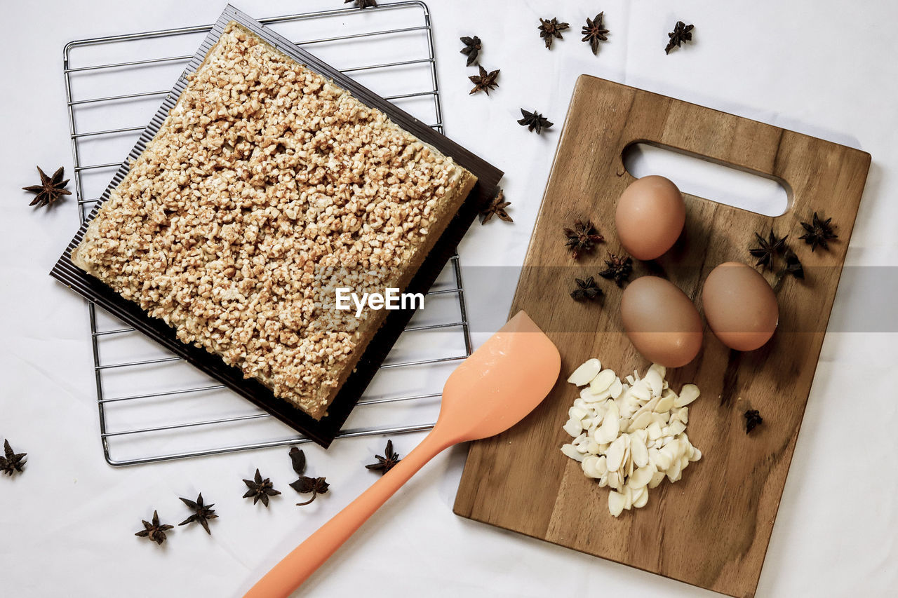 HIGH ANGLE VIEW OF FOOD ON TABLE