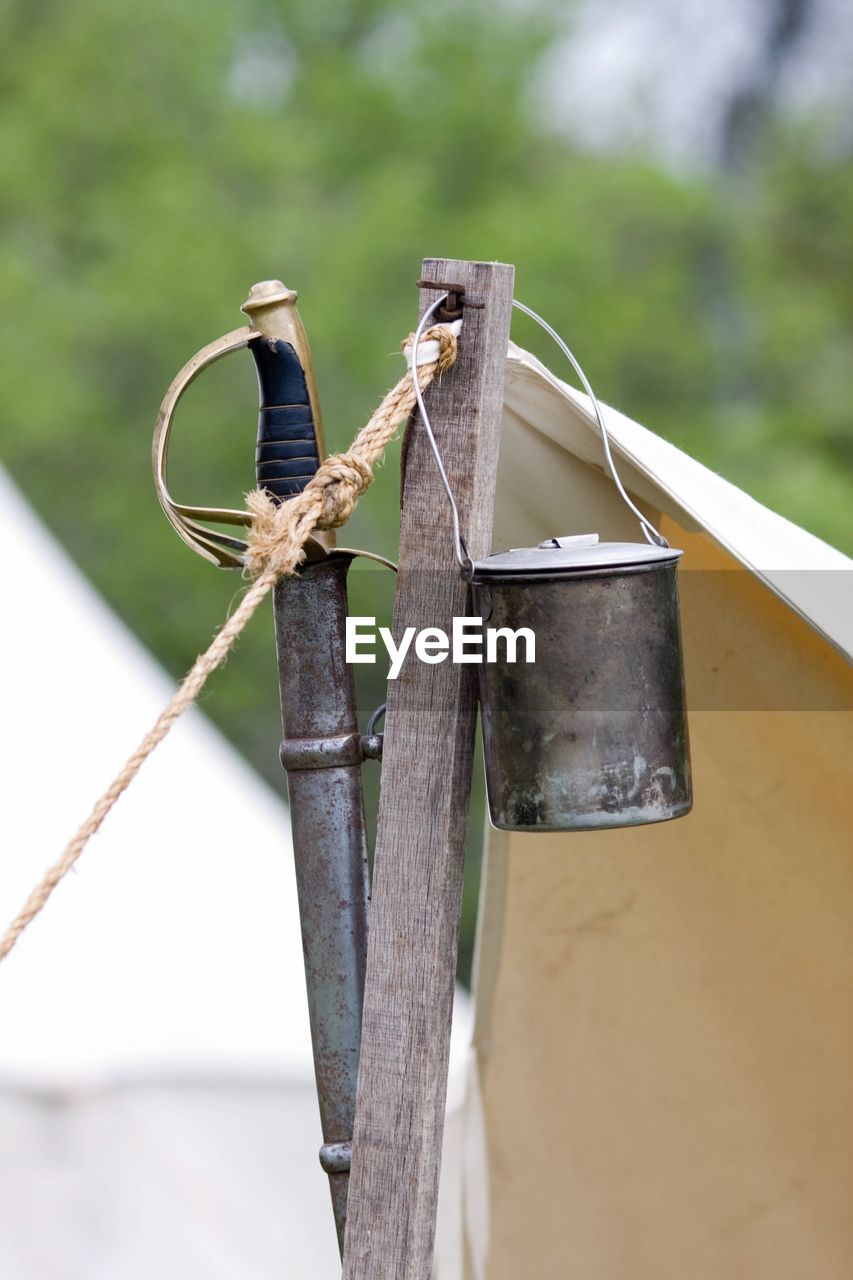 CLOSE-UP OF ROPE TIED ON WOODEN FENCE