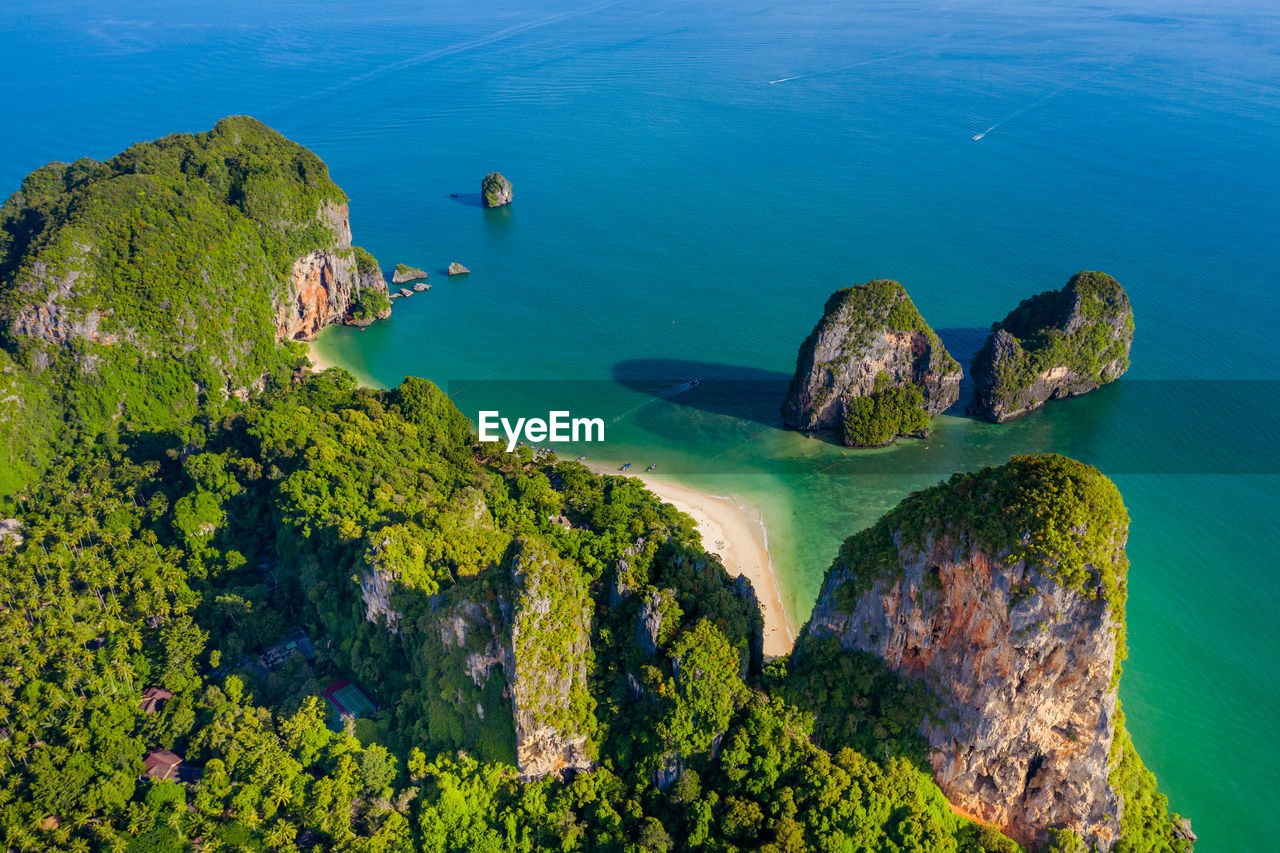 HIGH ANGLE VIEW OF ROCKS ON SEA