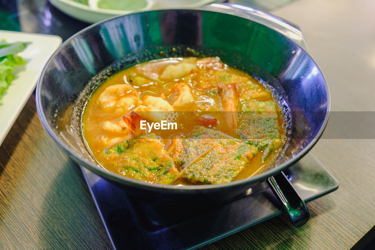 CLOSE-UP OF SOUP IN BOWL