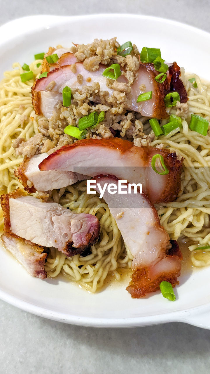 HIGH ANGLE VIEW OF FOOD IN PLATE