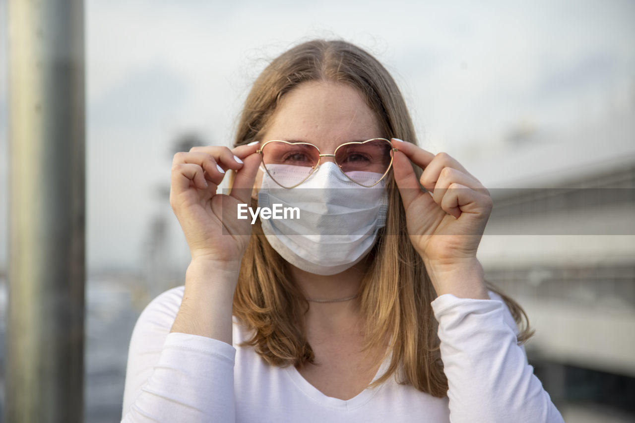 Portrait of woman wearing sunglasses outdoors