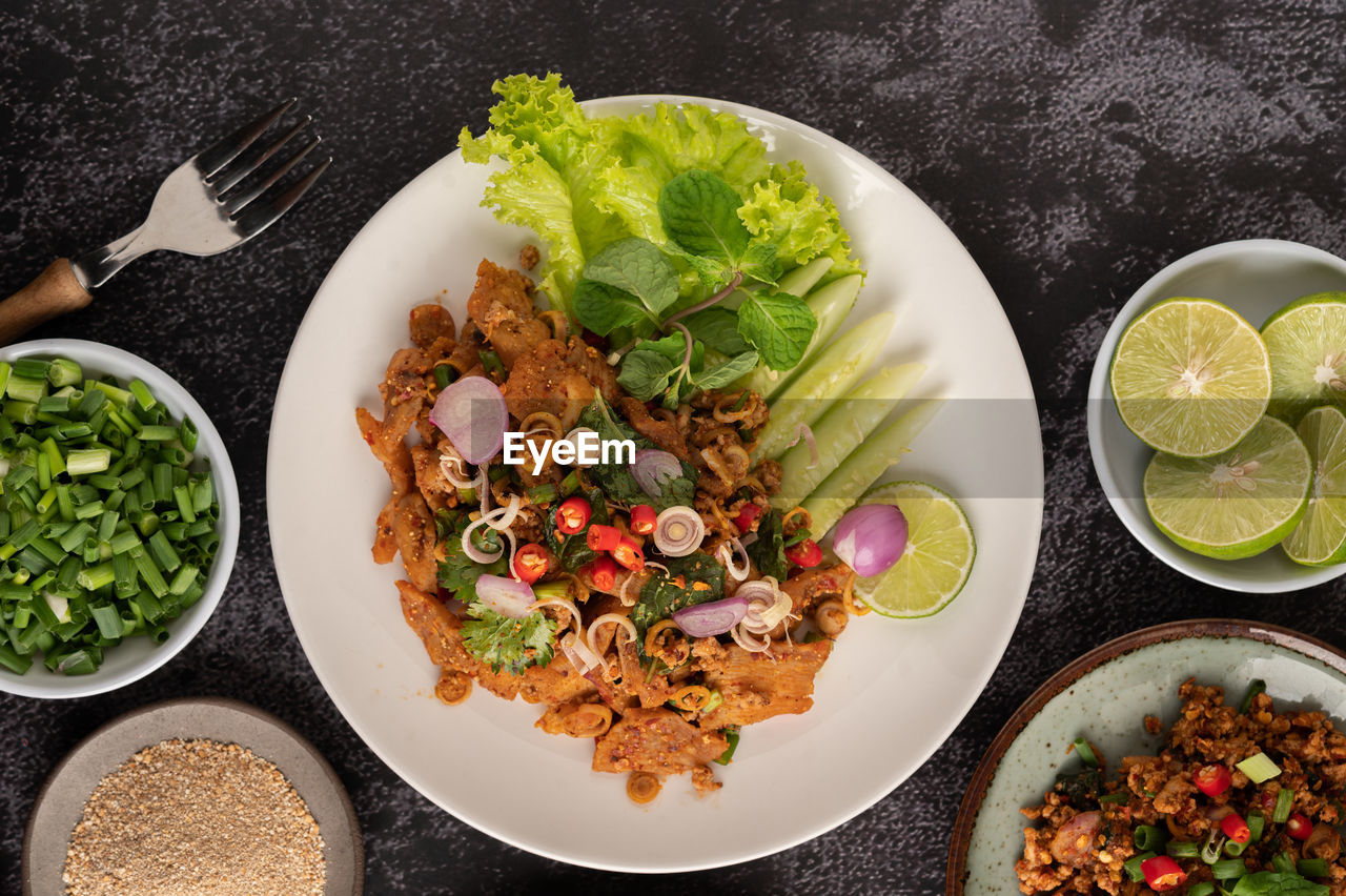 HIGH ANGLE VIEW OF SALAD SERVED IN PLATE