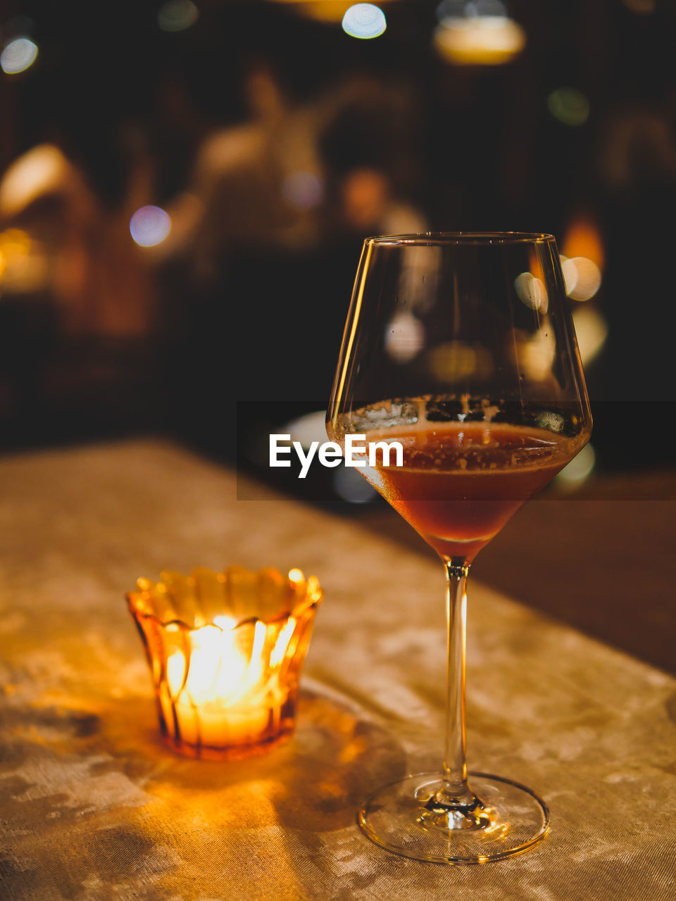 CLOSE-UP OF WINE GLASS ON TABLE