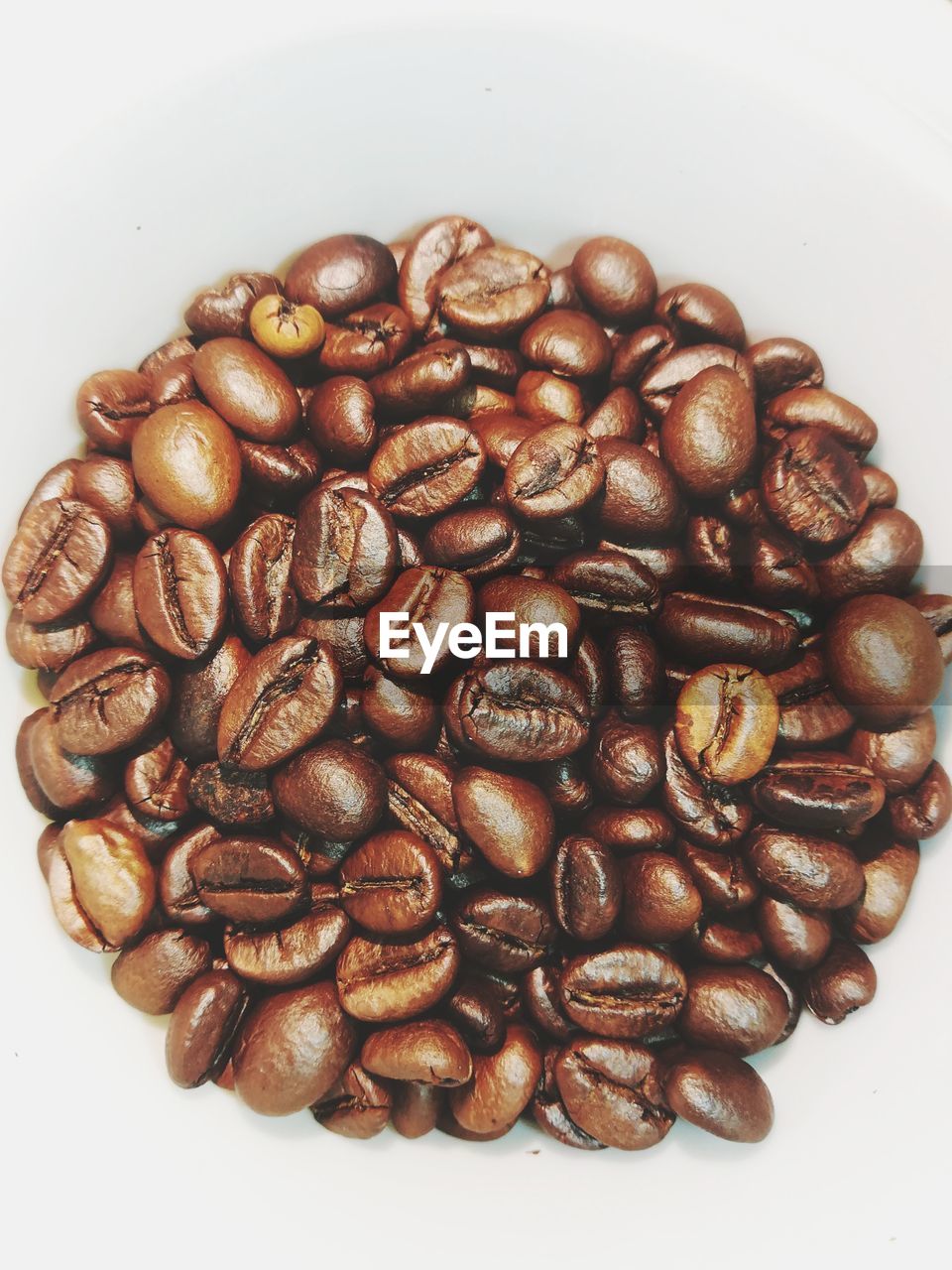 HIGH ANGLE VIEW OF COFFEE BEANS IN GLASS