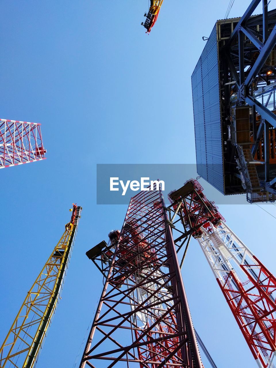 LOW ANGLE VIEW OF CRANE AGAINST SKY