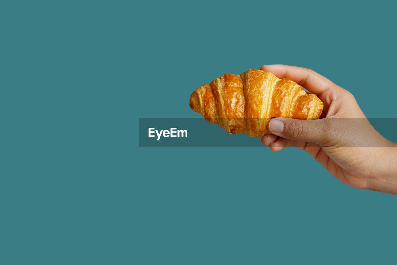 LOW ANGLE VIEW OF PERSON HAND AGAINST CLEAR SKY