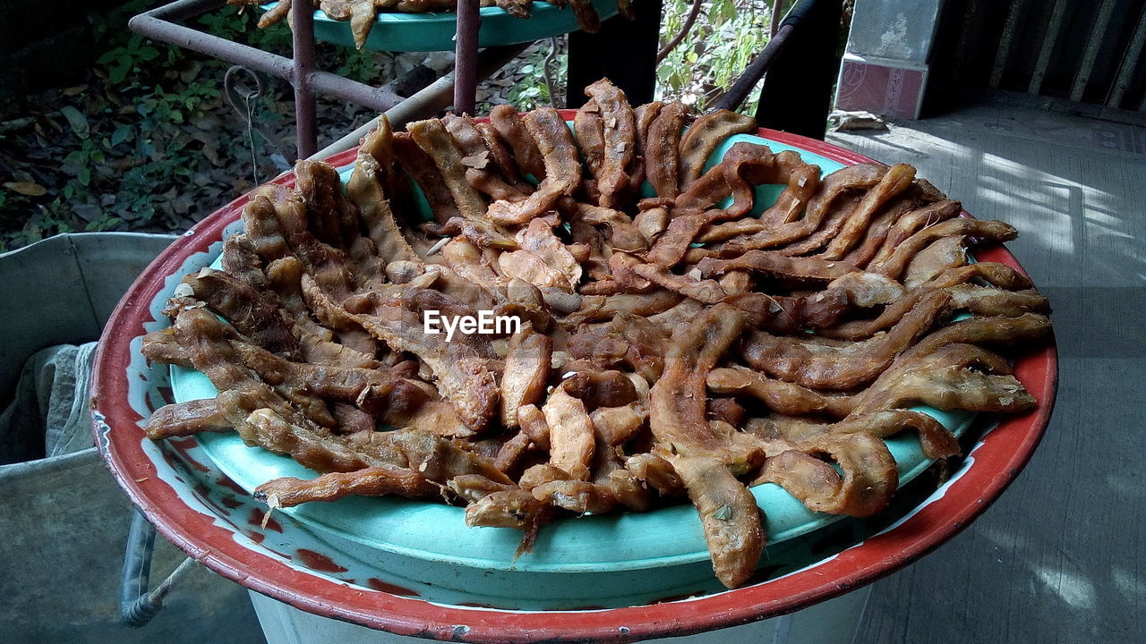 HIGH ANGLE VIEW OF FOOD IN CONTAINER