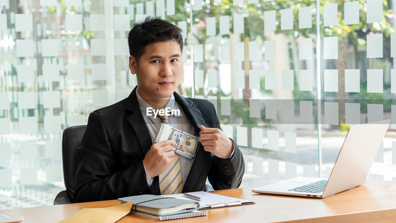 YOUNG MAN USING SMART PHONE