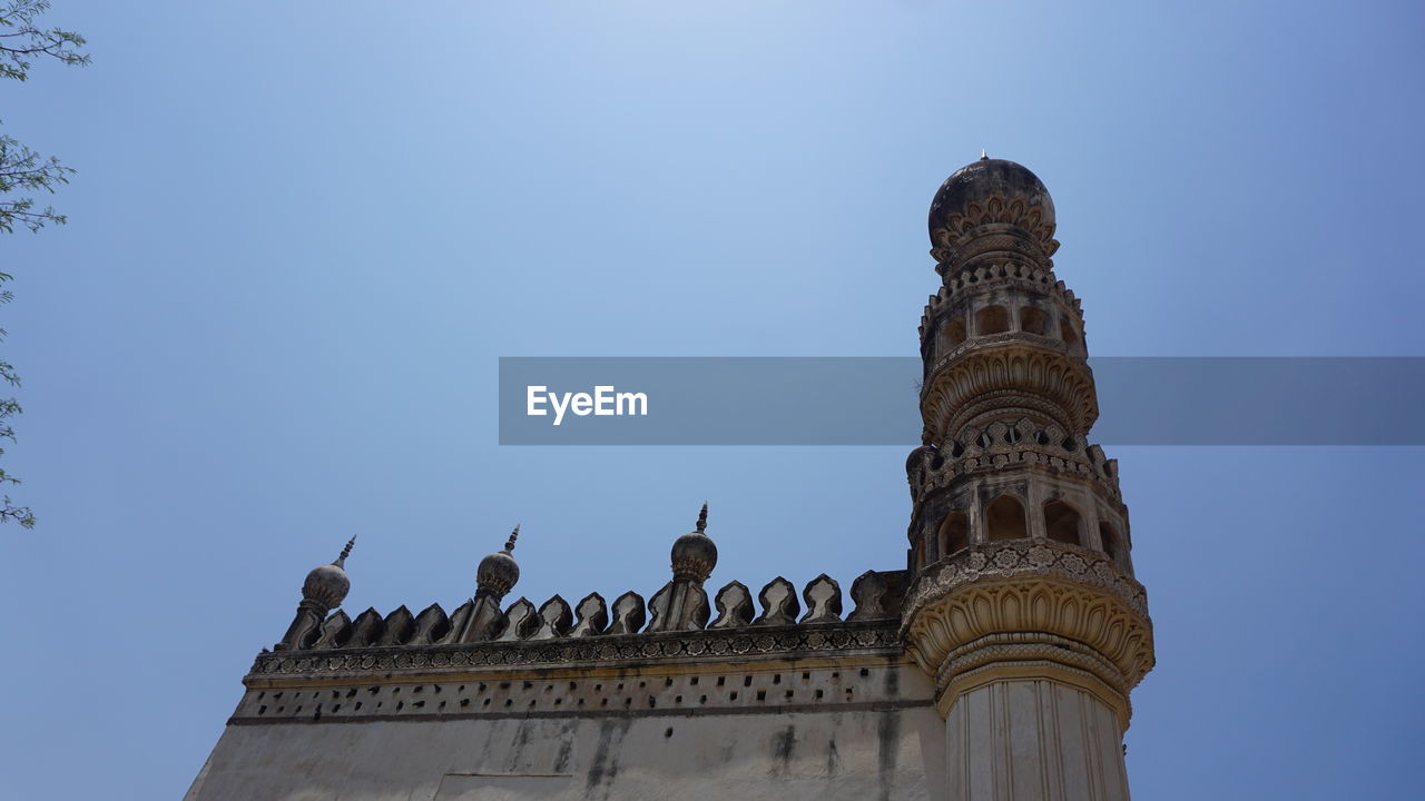 LOW ANGLE VIEW OF TEMPLE AGAINST CLEAR SKY