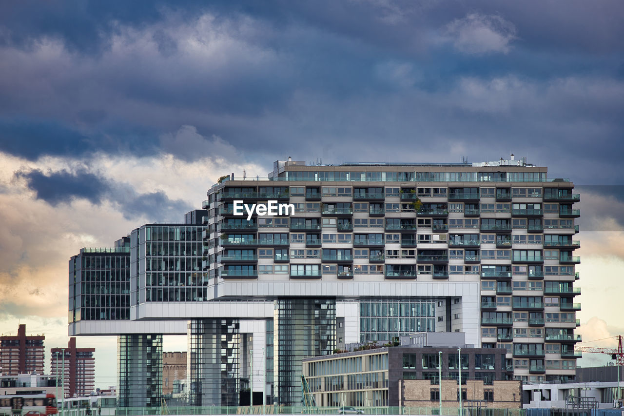 LOW ANGLE VIEW OF BUILDINGS AGAINST SKY