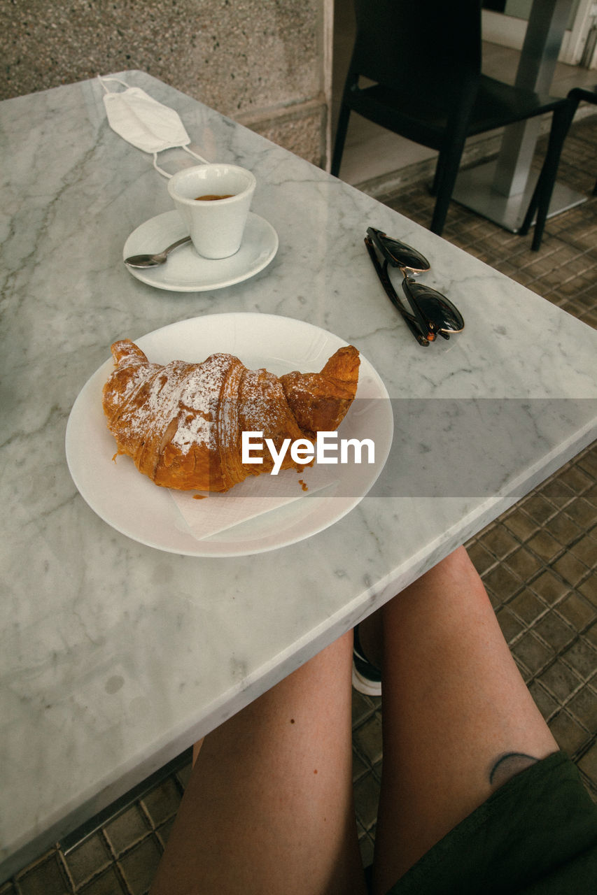 HIGH ANGLE VIEW OF MAN HAVING BREAKFAST