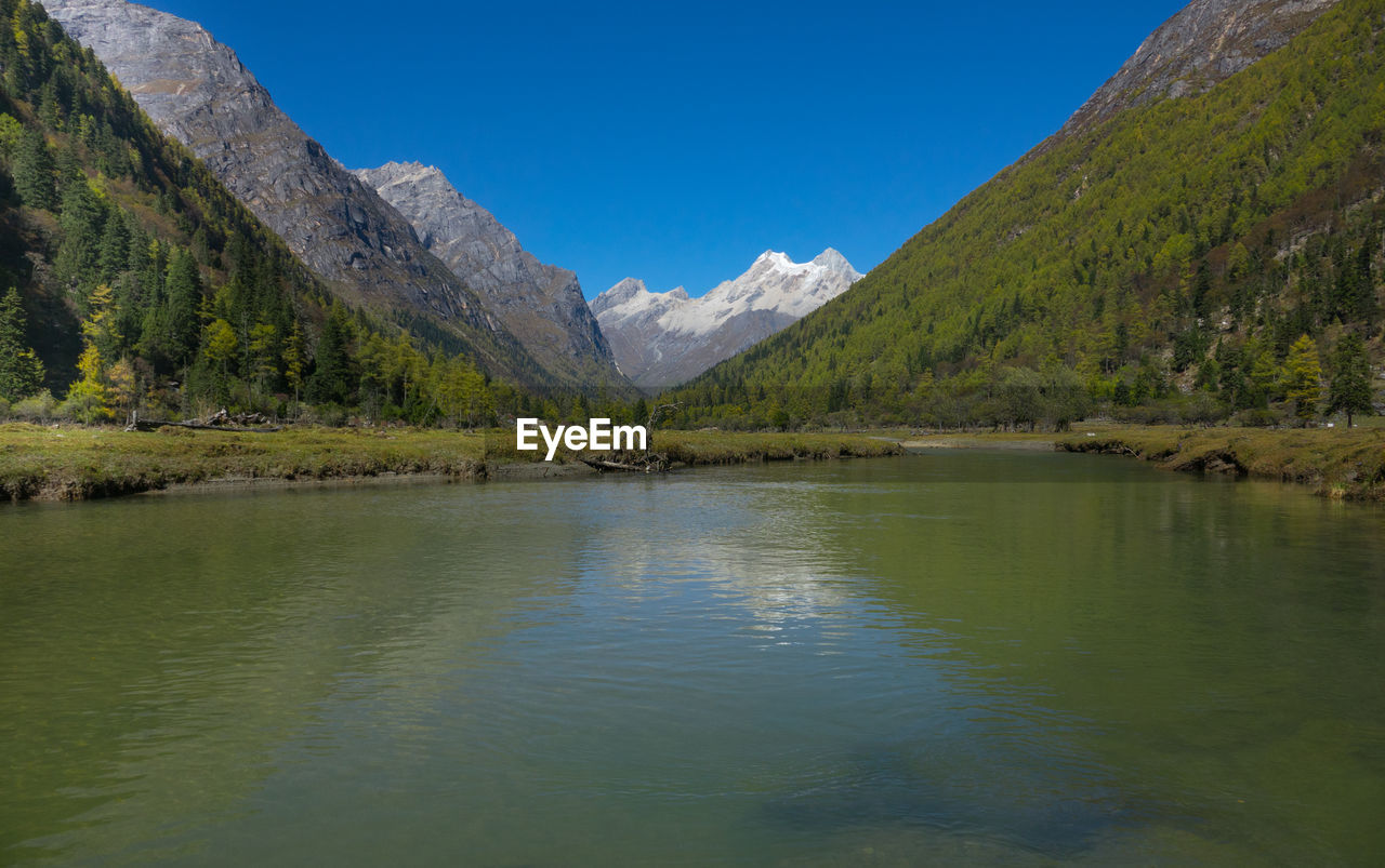 SCENIC VIEW OF LAKE AMIDST MOUNTAINS AGAINST SKY