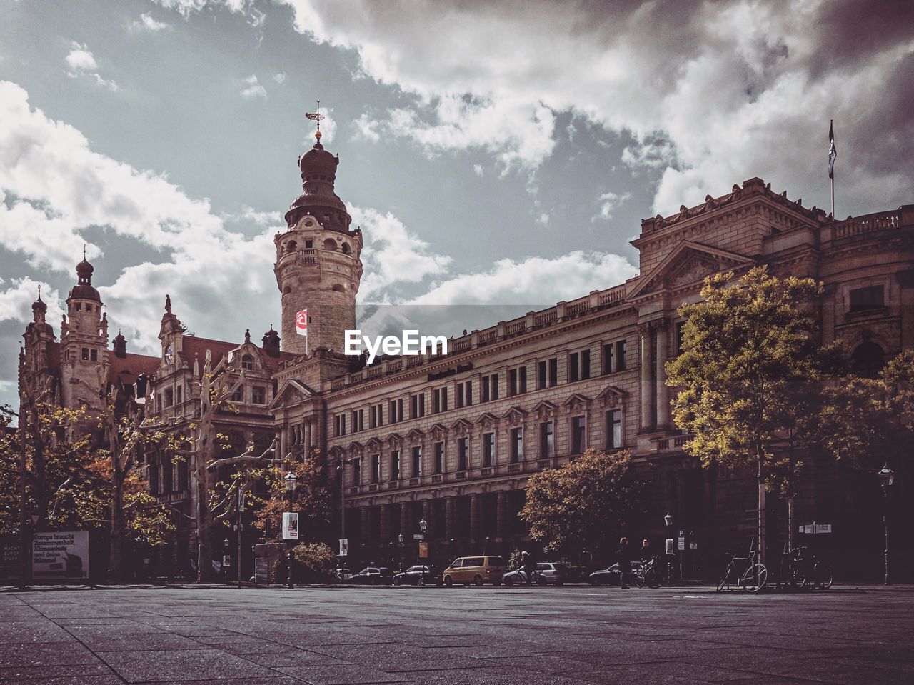 LOW ANGLE VIEW OF BUILDINGS IN CITY AGAINST SKY