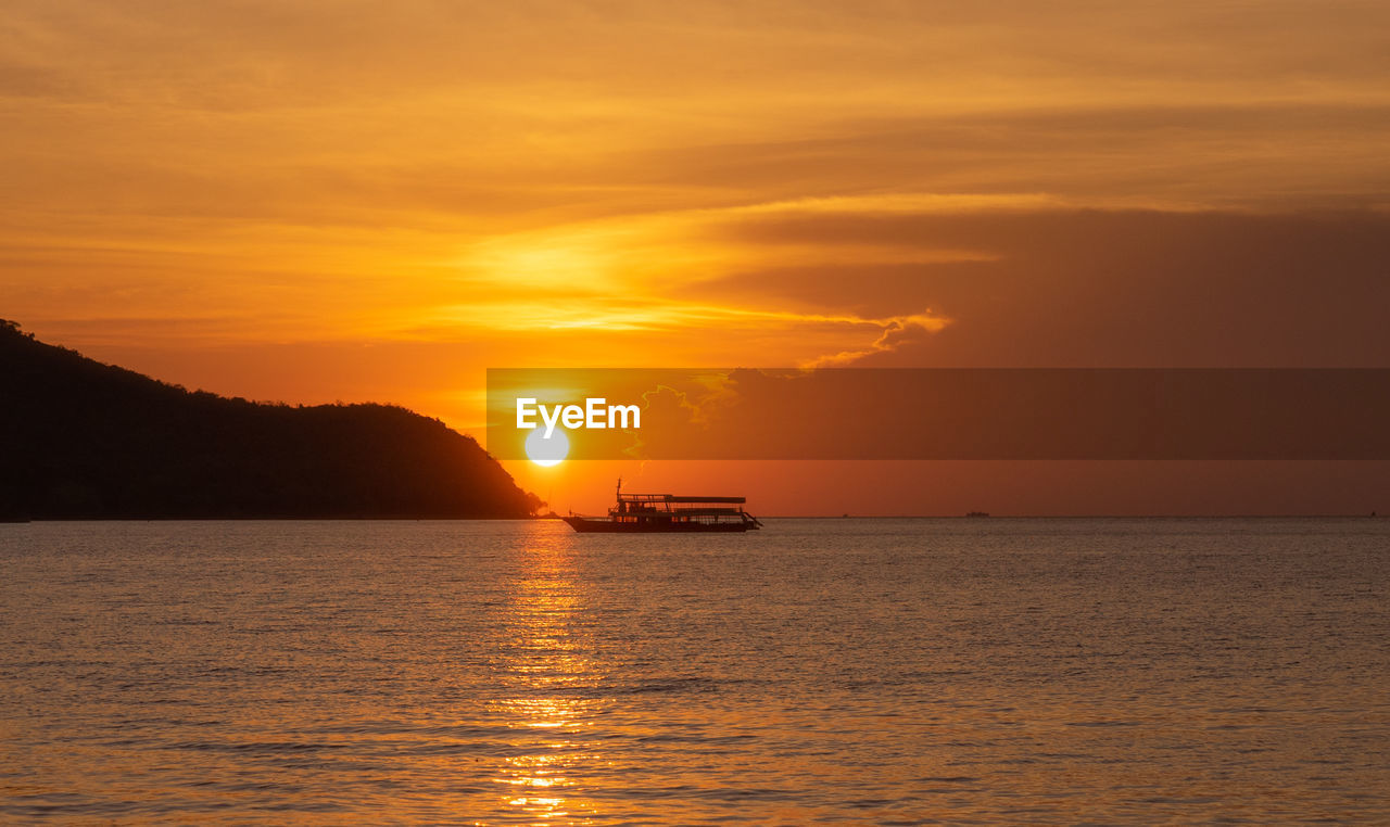 SCENIC VIEW OF SEA AGAINST SKY AT SUNSET