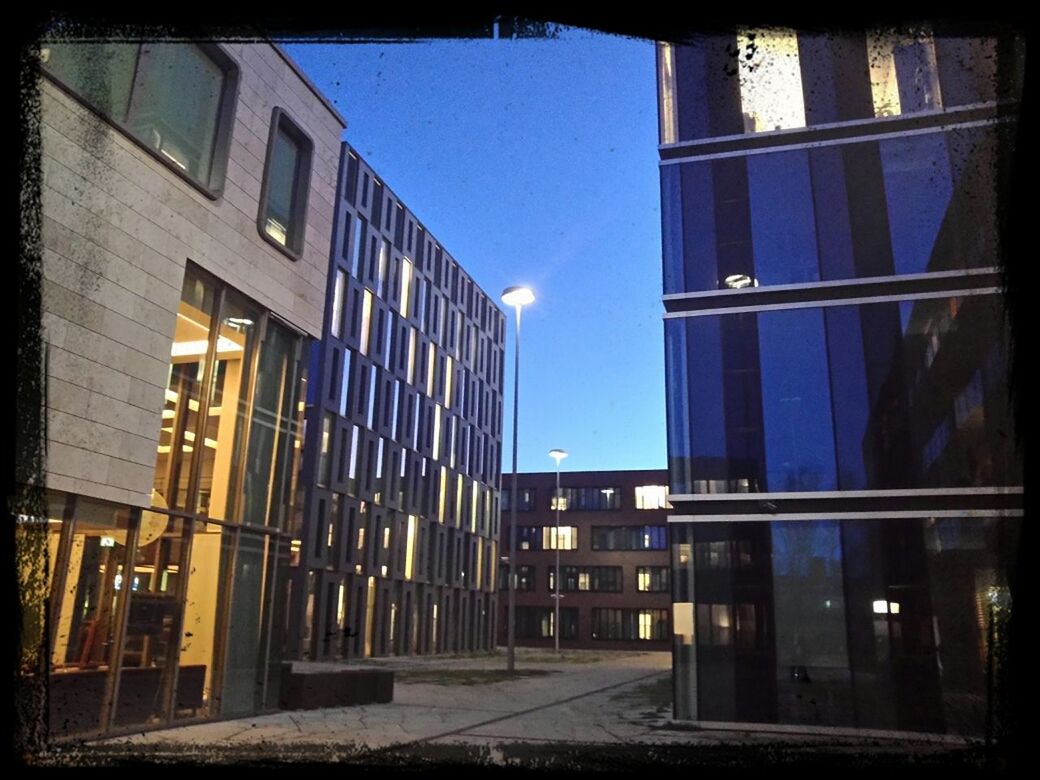 LOW ANGLE VIEW OF BUILDINGS IN CITY AGAINST BLUE SKY