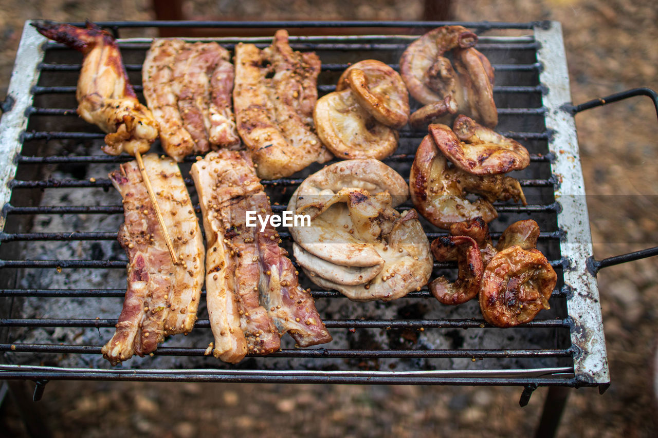HIGH ANGLE VIEW OF MEAT COOKING ON BARBECUE GRILL