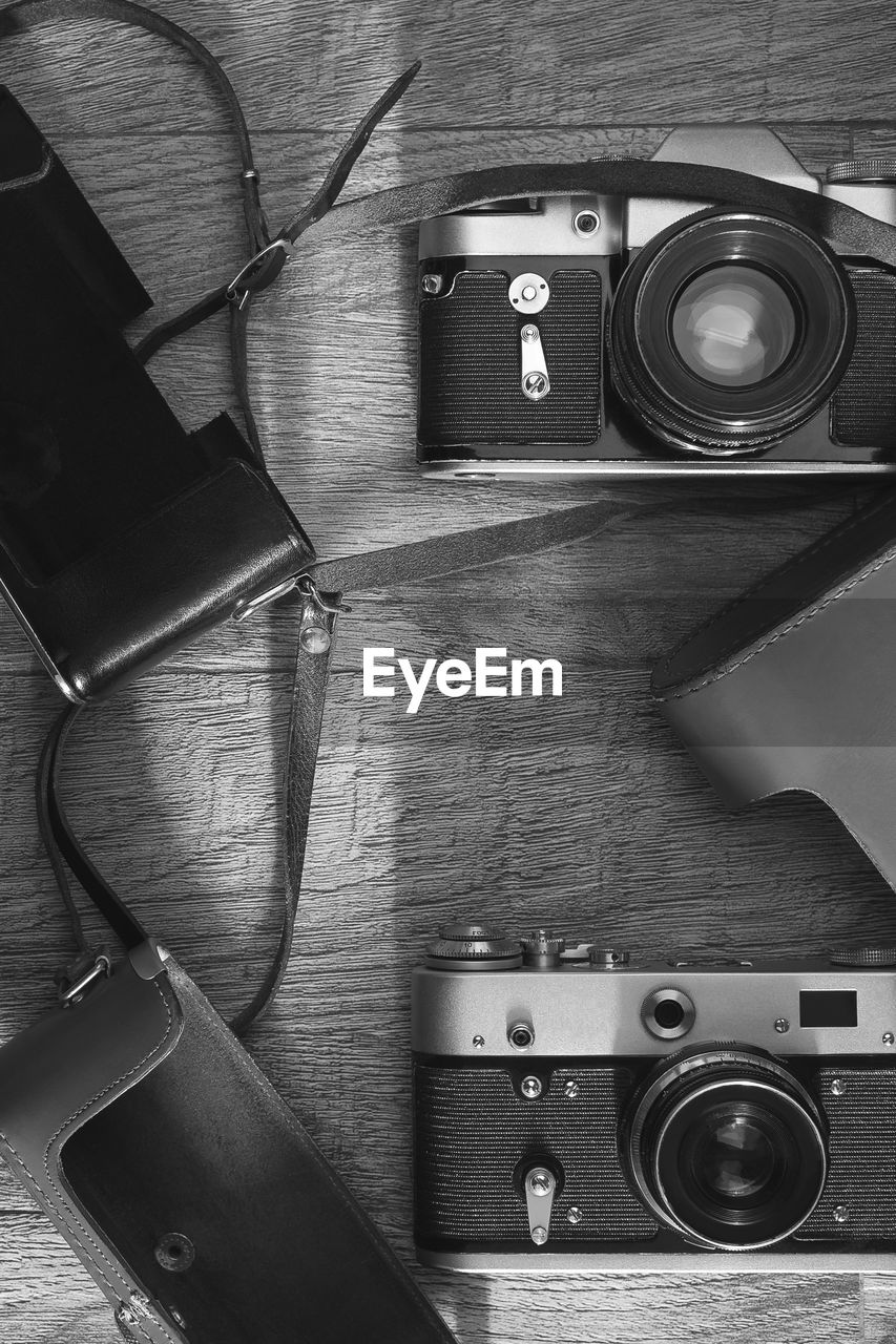 HIGH ANGLE VIEW OF OLD CAMERA ON TABLE