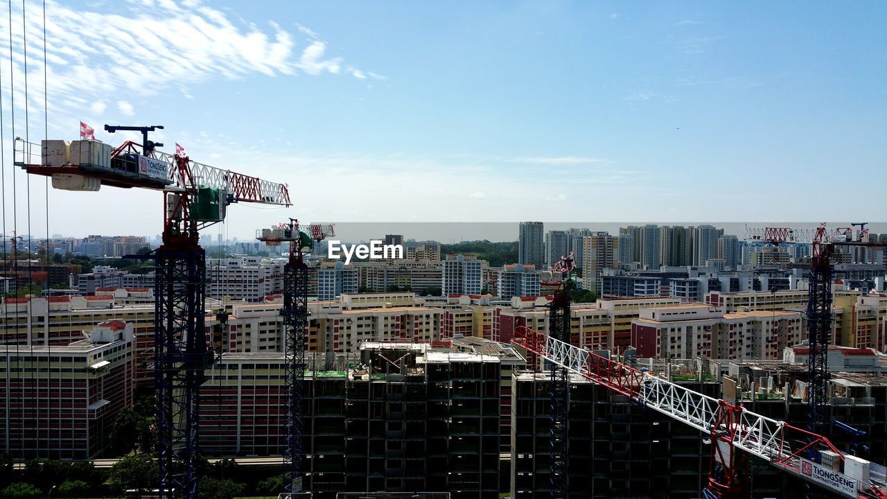 VIEW OF CITYSCAPE AGAINST SKY