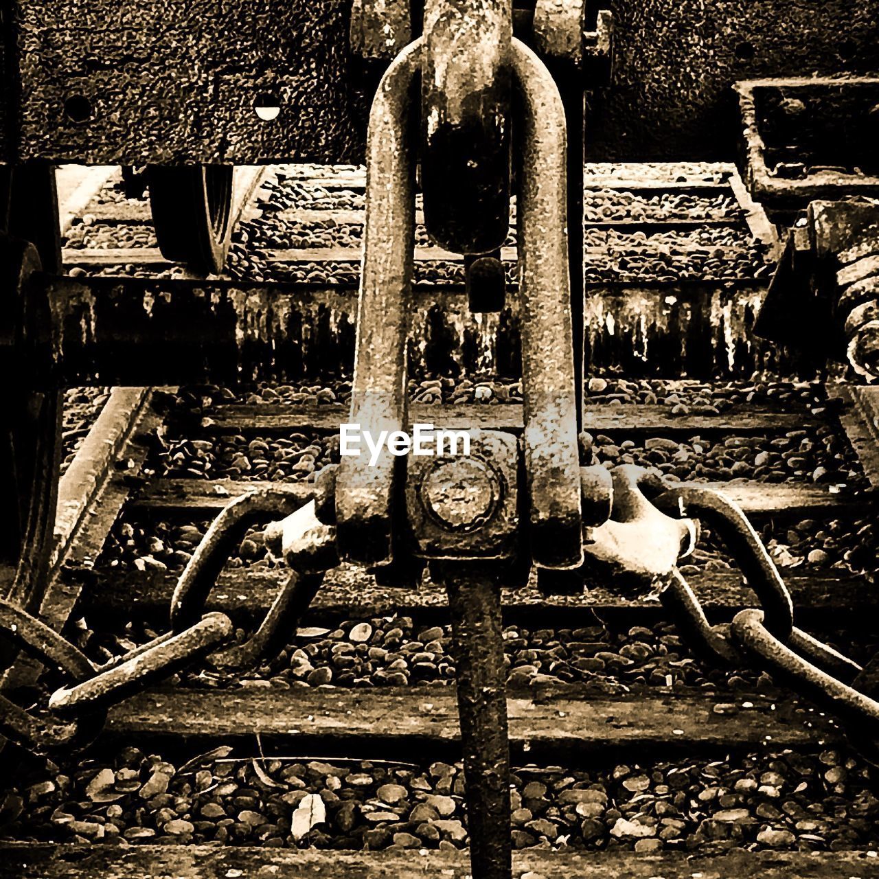 CLOSE-UP OF RUSTY METAL