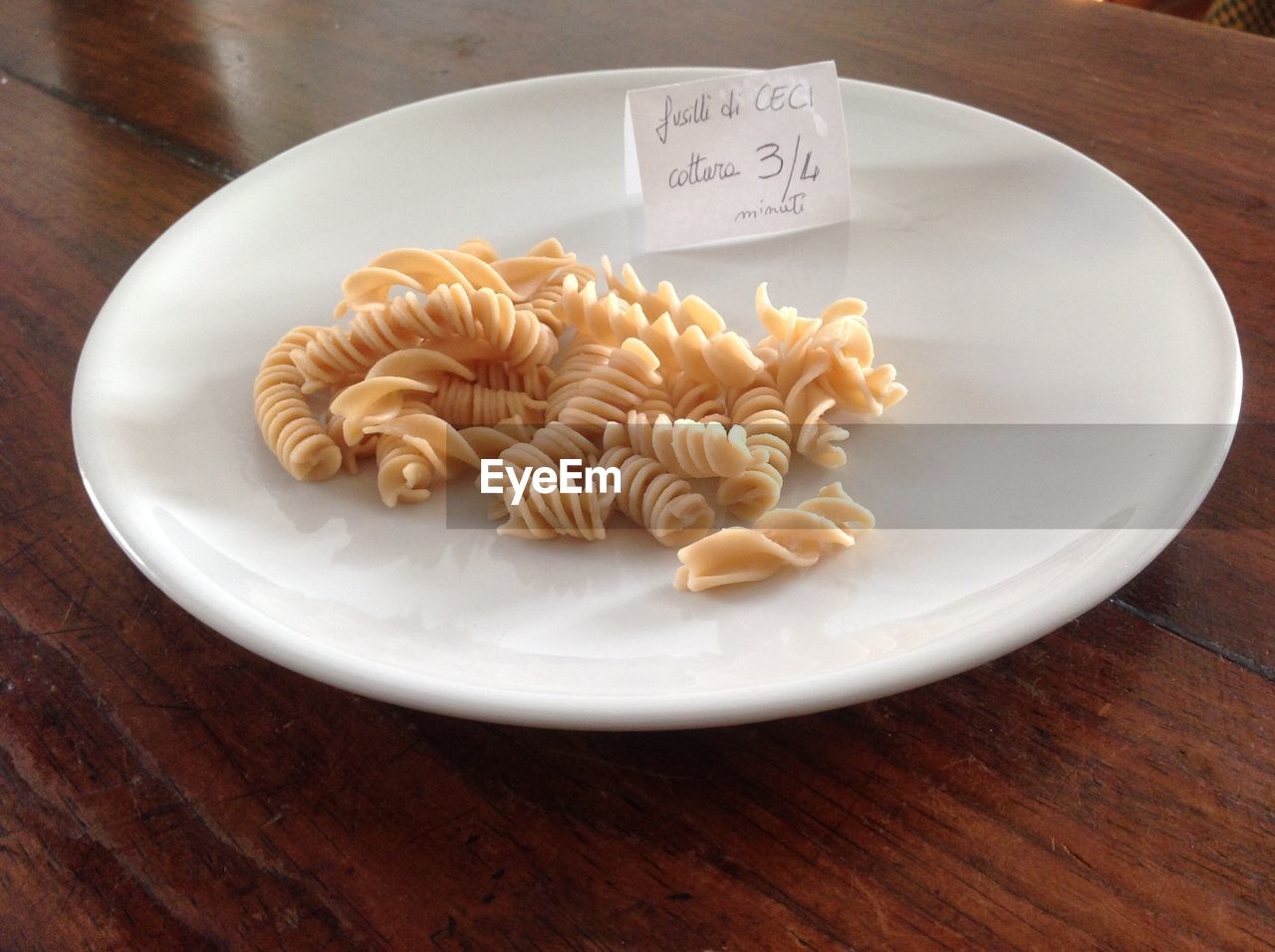 HIGH ANGLE VIEW OF NOODLES IN PLATE ON TABLE