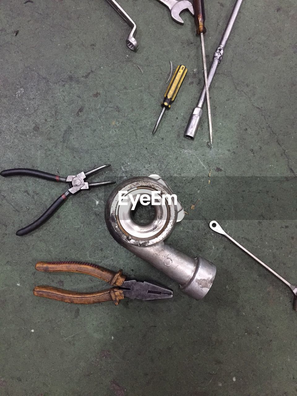 HIGH ANGLE VIEW OF MACHINE PART WITH METAL CHAIN