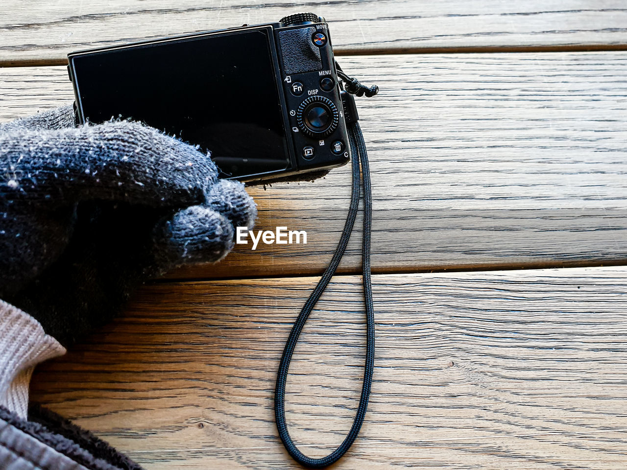 HIGH ANGLE VIEW OF ROPE ON WOODEN TABLE IN WINTER