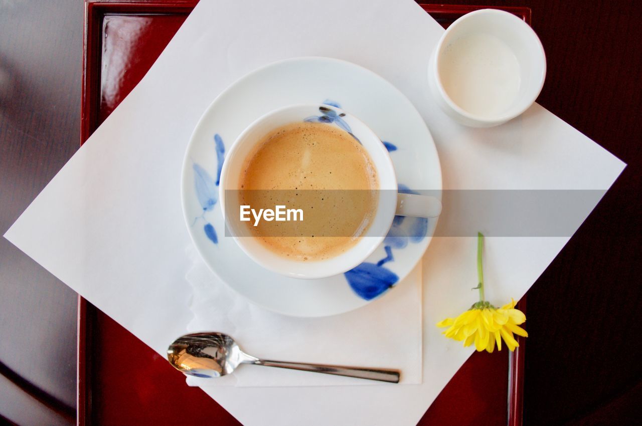 DIRECTLY ABOVE SHOT OF COFFEE CUP ON PLATE