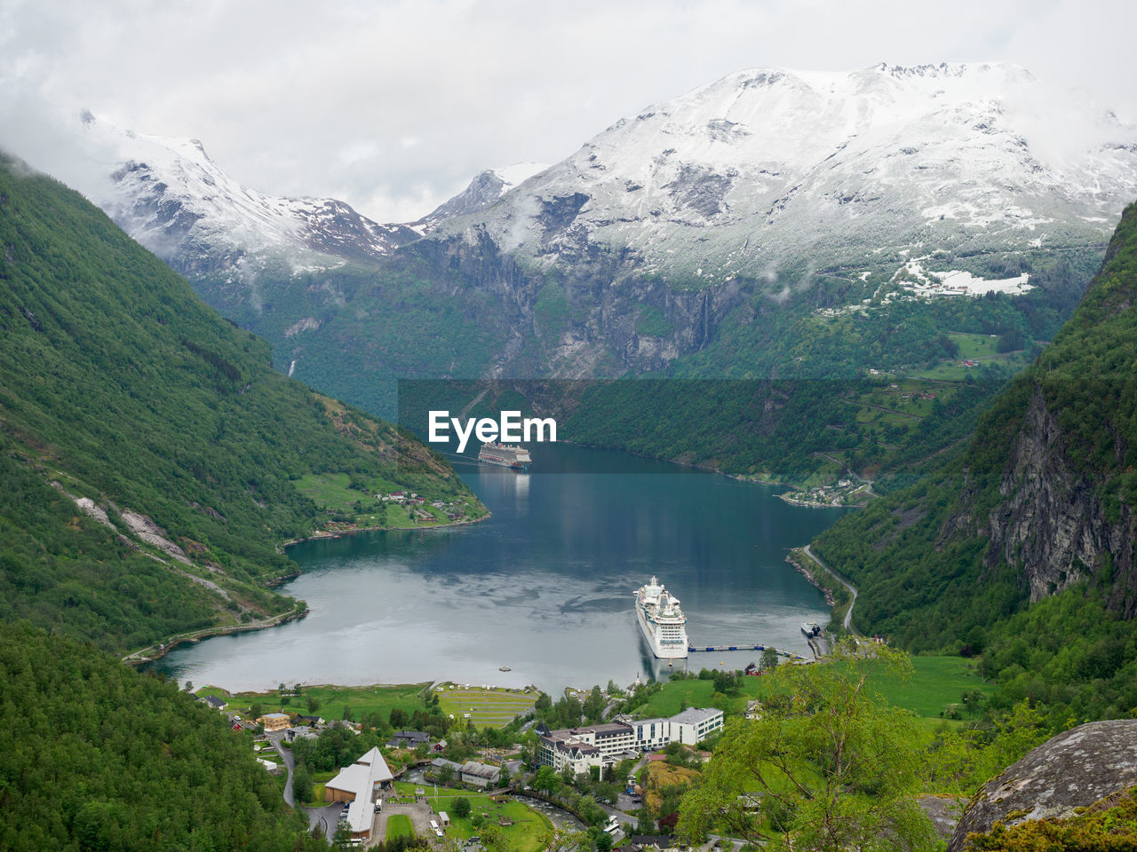 HIGH ANGLE VIEW OF LAKE AMIDST MOUNTAINS AGAINST SKY