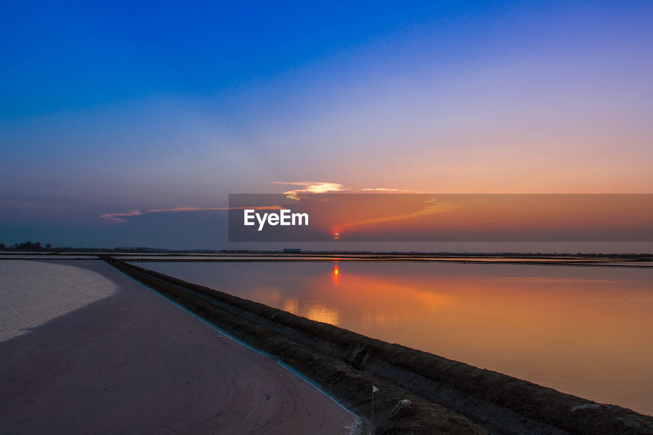 SCENIC VIEW OF SUNSET OVER SEA