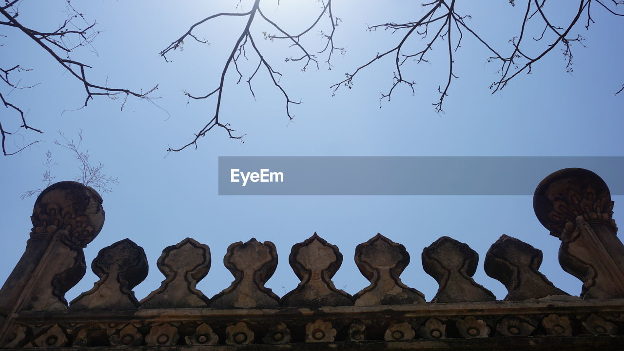 LOW ANGLE VIEW OF SCULPTURES AGAINST SKY