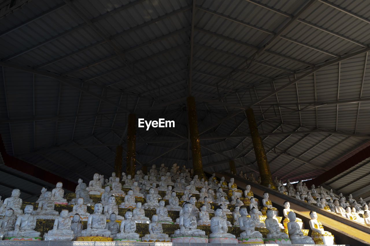 LOW ANGLE VIEW OF CEILING OF BUILDING IN TEMPLE