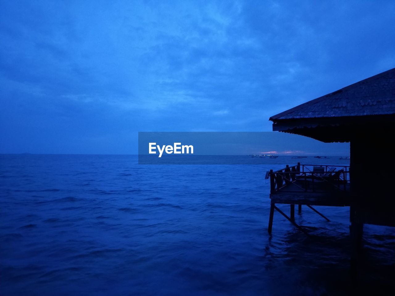 SCENIC VIEW OF BEACH AGAINST SKY AT DUSK