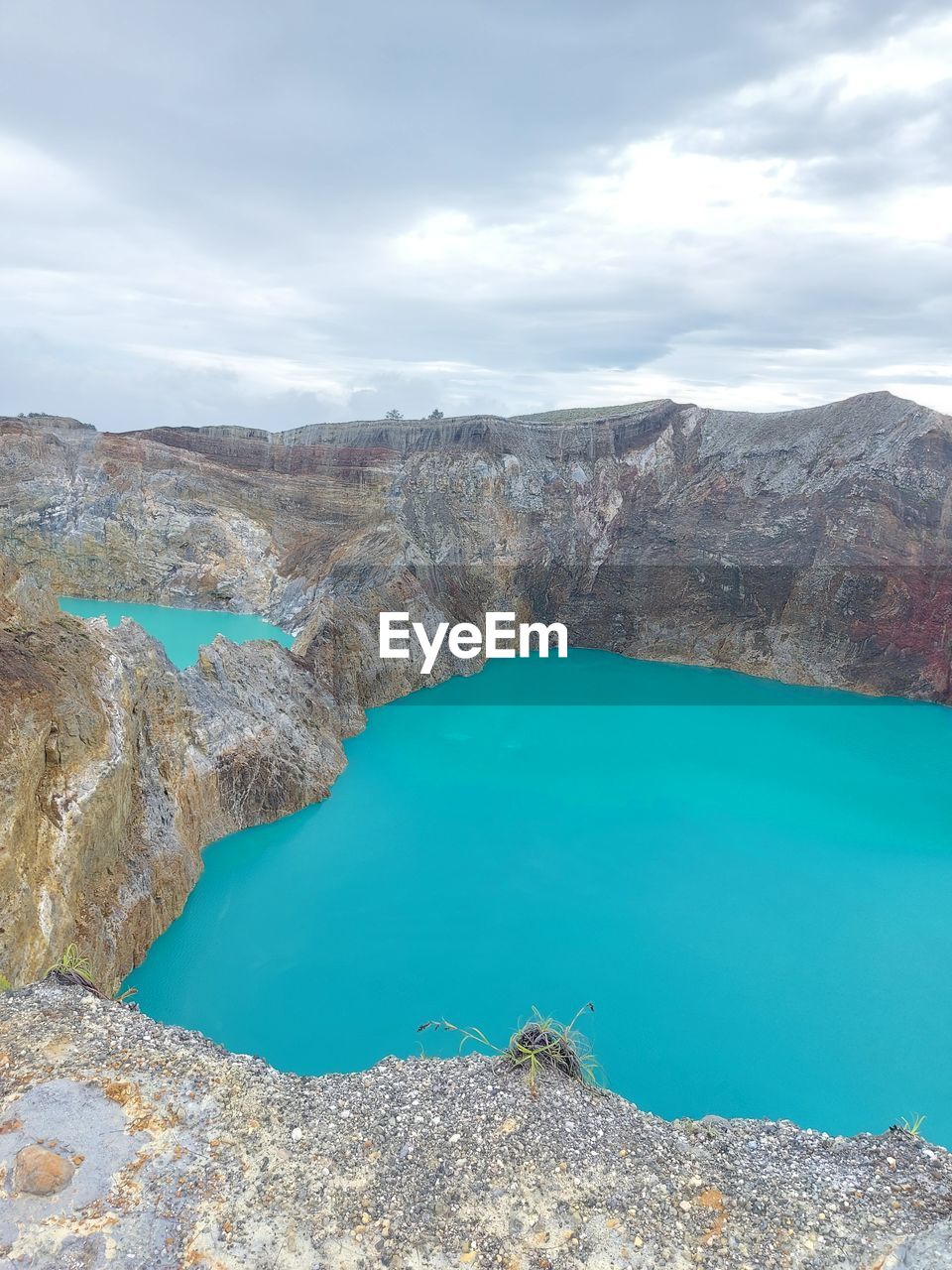 Scenic kelimutu lake view of landscape against sky