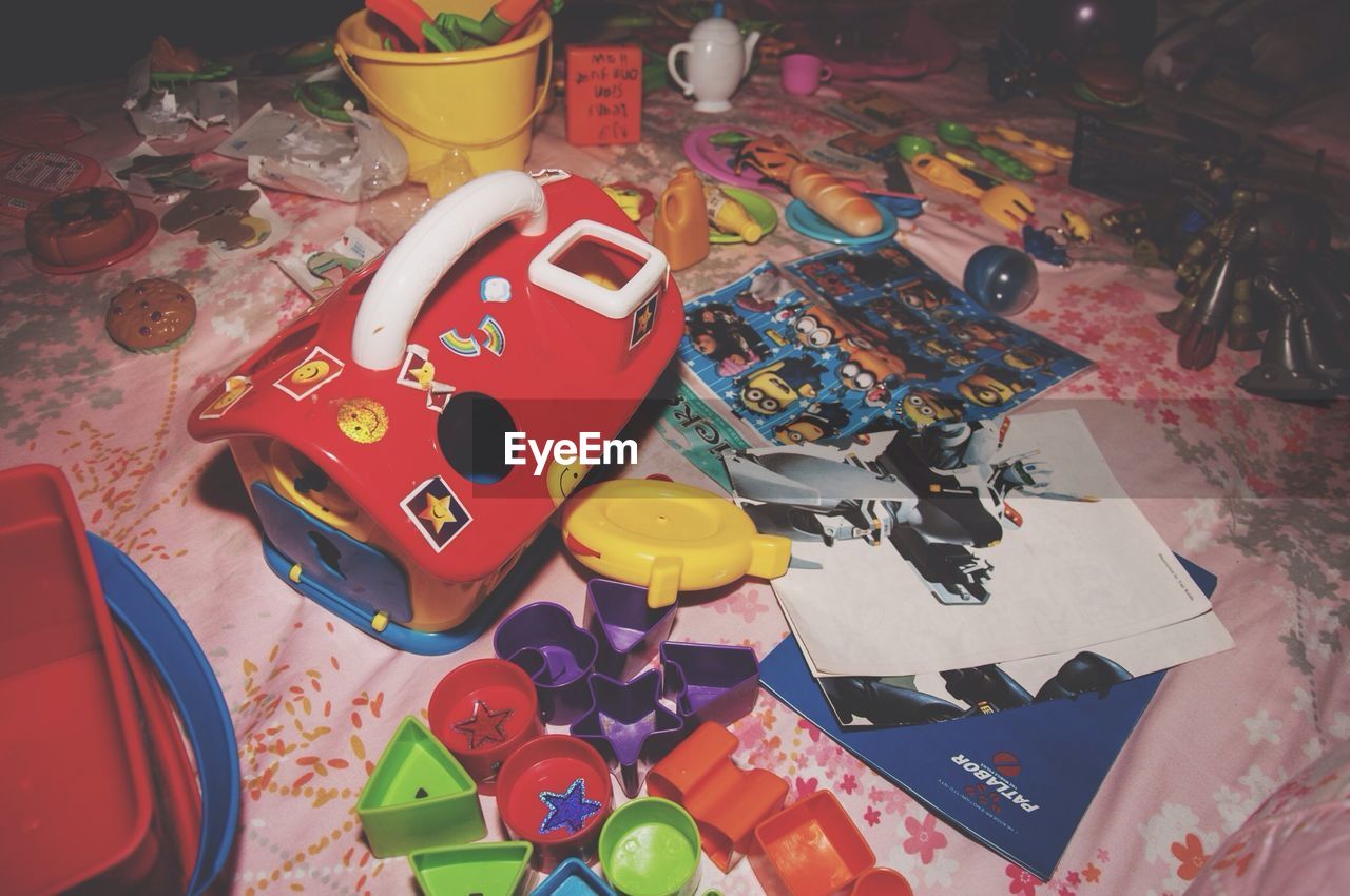 HIGH ANGLE VIEW OF MULTI COLORED TOY ON TABLE