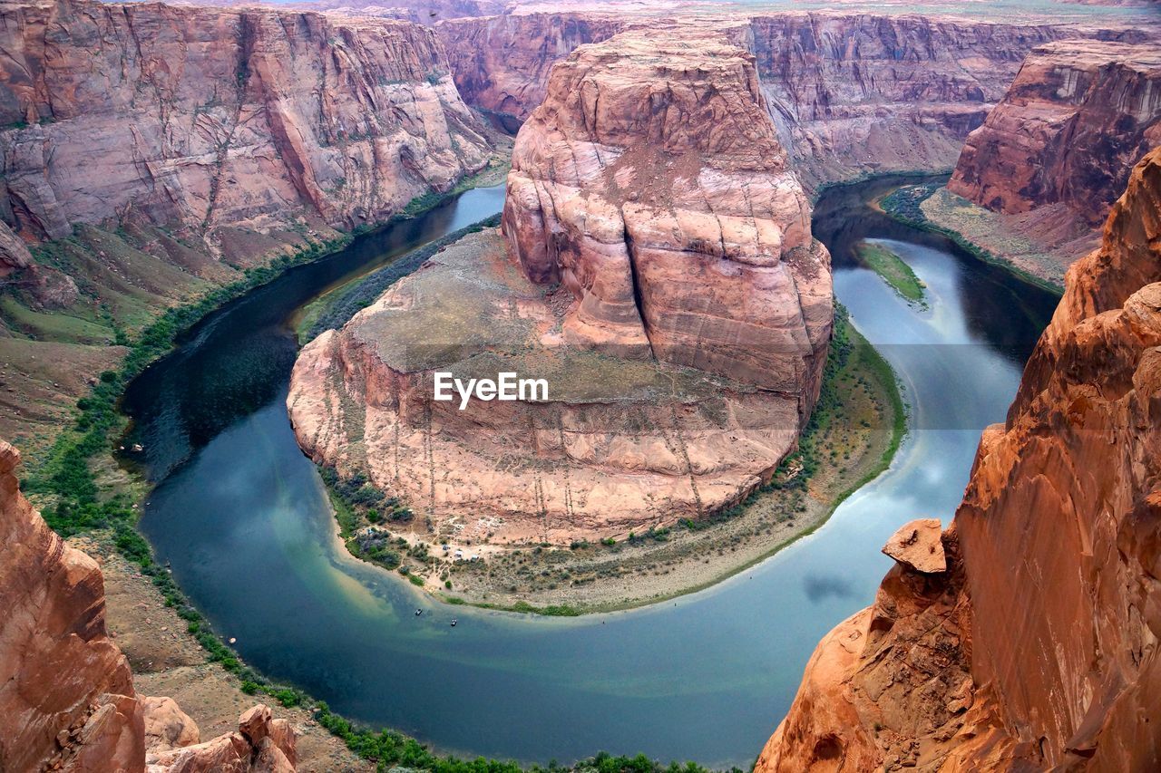 HIGH ANGLE VIEW OF RIVER PASSING THROUGH MOUNTAIN